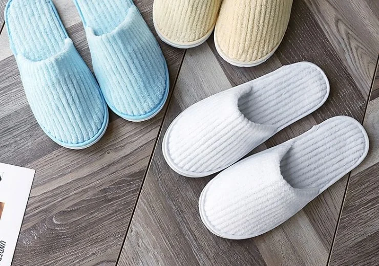 Chaussons d'hôtel blancs personnalisés pour l'intérieur, à bout fermé, lavables en spa, en tissu molletonné, silencieux et confortables pour les clients