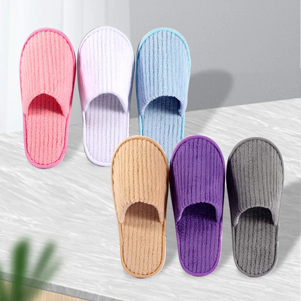 Chaussons d'hôtel blancs personnalisés pour l'intérieur, à bout fermé, lavables en spa, en tissu molletonné, silencieux et confortables pour les clients