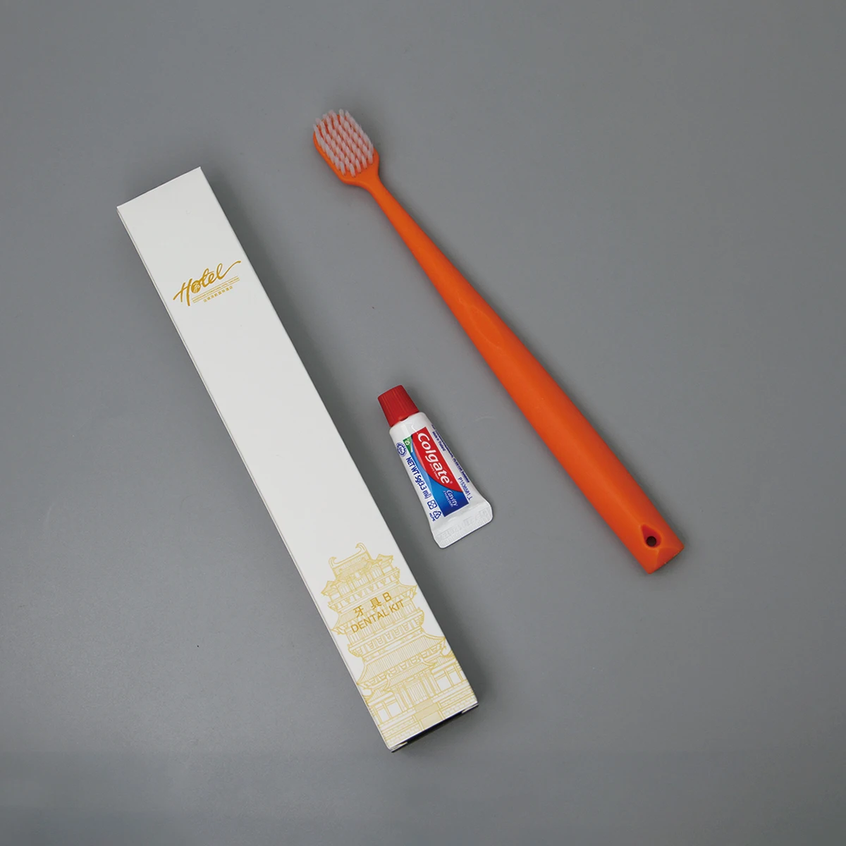 Kit de luxe 5 étoiles pour hôtel : distributeur de savon, chaussons, cosmétiques et produits secs, ensemble d'articles de toilette et d'accessoires de salle de bain pour hôtel